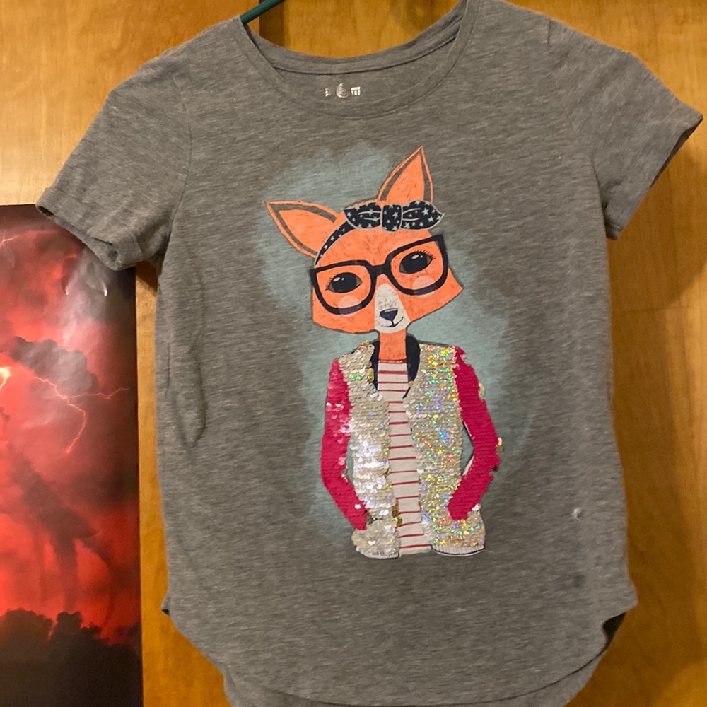 Gray sequin flippy t-shirt. Girls size 10. Brand- so. For kids or teens.